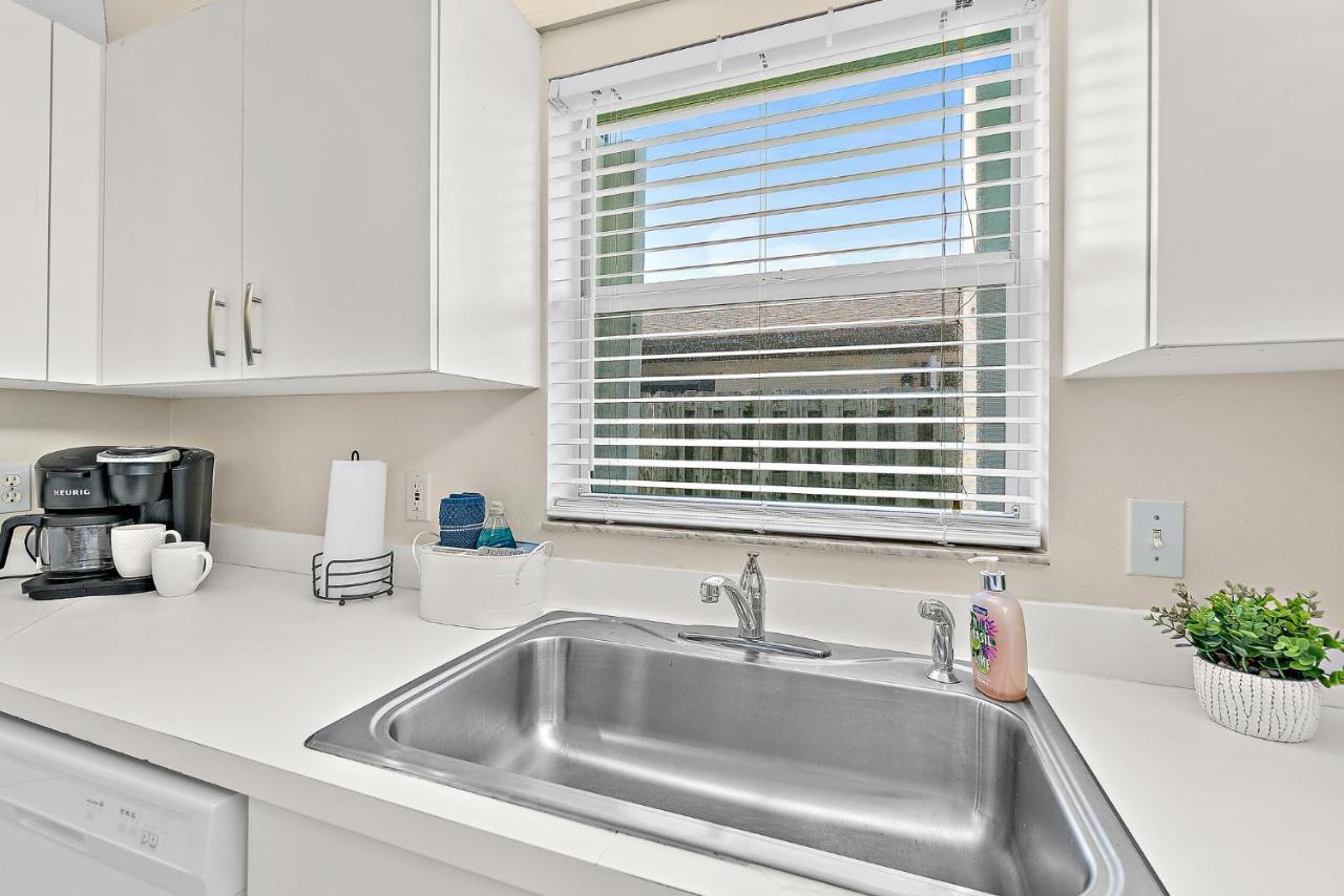 Serene Seaside Retreat - Dog Friendly - 2Br Townhouse With Shared Heated Pool Steps To Paradise Beach! Melbourne Extérieur photo